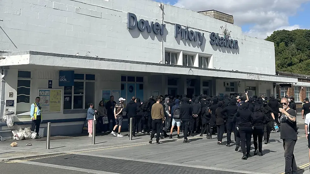 Rechtsextremer Protest: Hunderte Vermummte blockieren Hafen von Dover