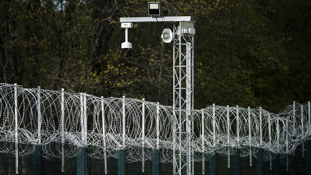 „Menschen fernhalten“: Finnland errichtet 200 Kilometer Zaun an Grenze zu Russland