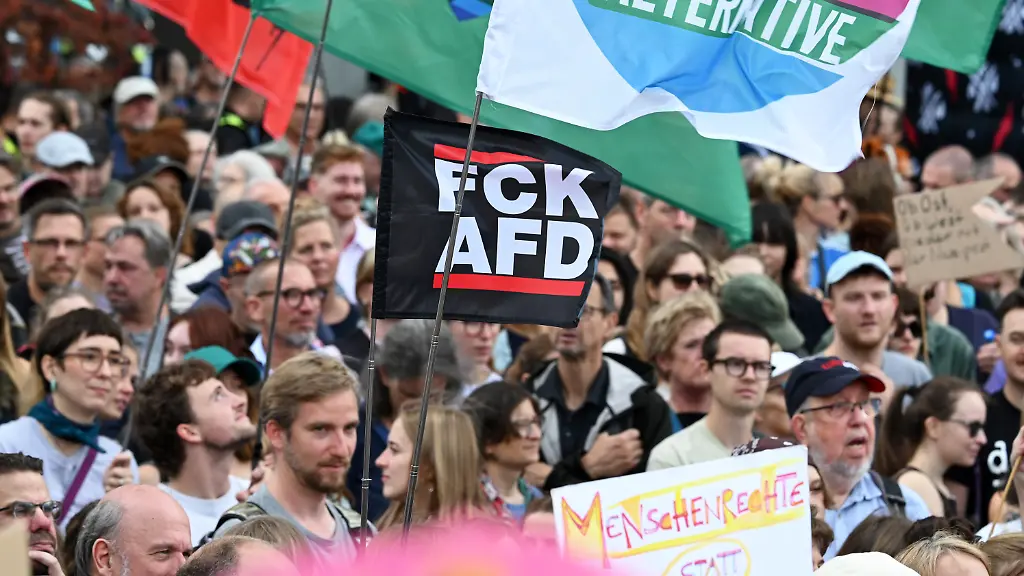 Bundesweite Proteste: Zehntausende demonstrieren gegen Rechtsextremismus