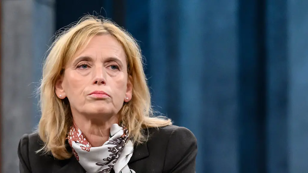 „Sparmaßnahme nochmal prüfen“: Familienministerin Prien rüttelt an ihrer eigenen Elterngeld-Kürzung