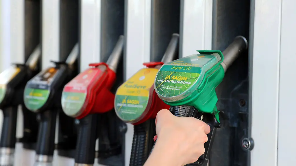 Spritpreissenkung um 17 Cent: Grüne kritisieren Tankrabatt als „Wahnsinn“
