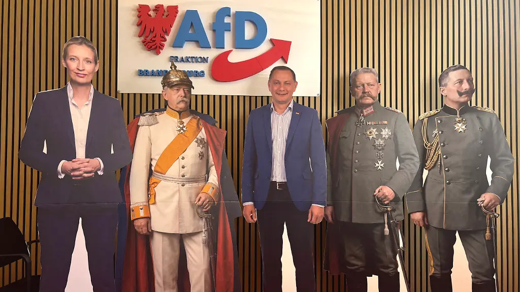 Fragwürde Pappfiguren in Potsdam: AfD holt Bismarck, Hindenburg und Wilhelm II. ins Parlament