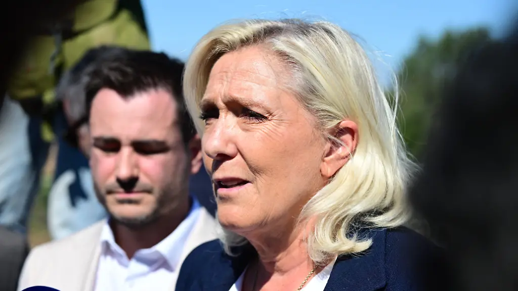 Ungewöhnliche Töne von rechts : Marine Le Pen geht mit Russland scharf ins Gericht