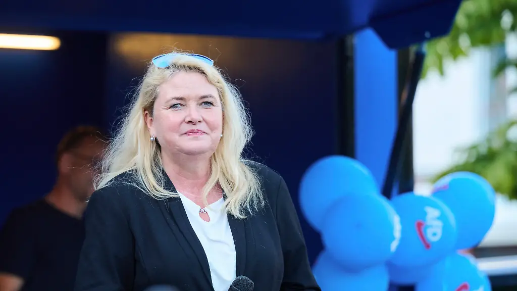 Nazi-Devotionalien gefunden: Berliner AfD-Spitzenkandidatin verteidigt Mitarbeiter nach Razzia