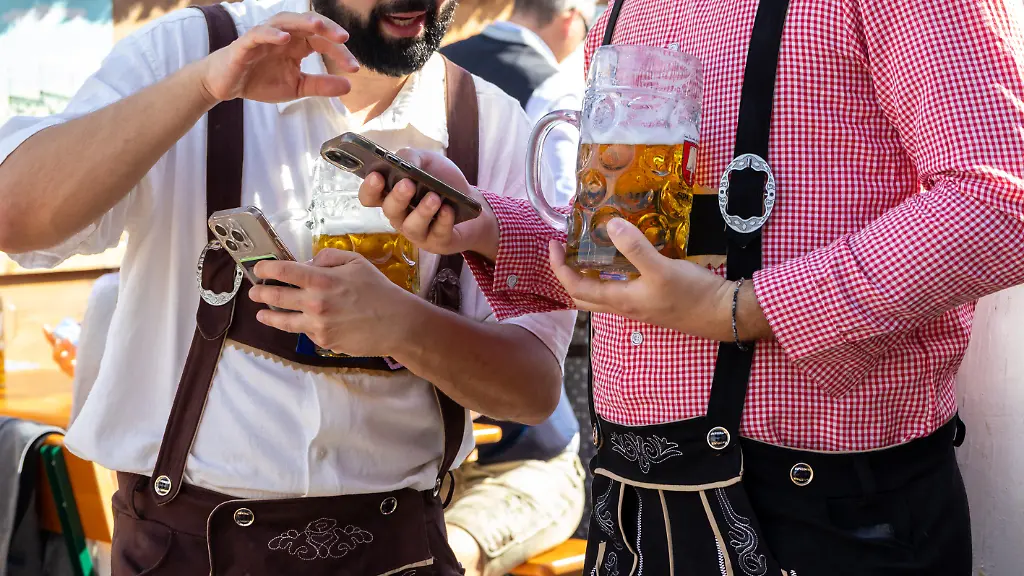 Betrunkener Oktoberfestbesucher wirft Holzscheit auf Taxifahrer