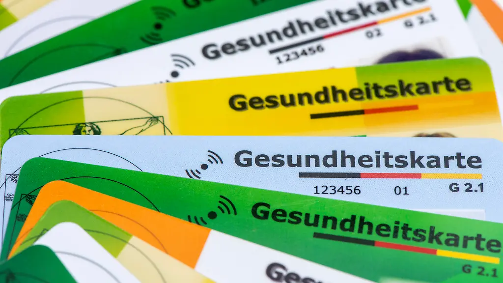 Schultern 3,3 Milliarden Euro: Kassenchef warnt vor Überlastung Kinderloser bei Pflegereform