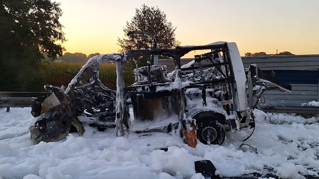Detonation noch im Umland hörbar: Gefahrgut-Transporter explodiert auf der A1