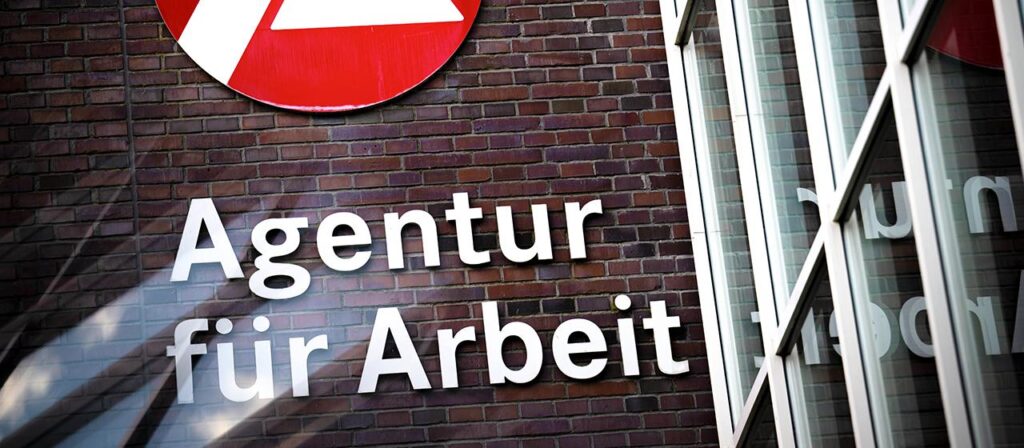 Arbeitslosenzahl sinkt leicht unter Marke von drei Millionen