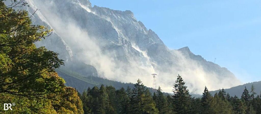 Große Staubwolke durch massiven Felssturz an der Zugspitze