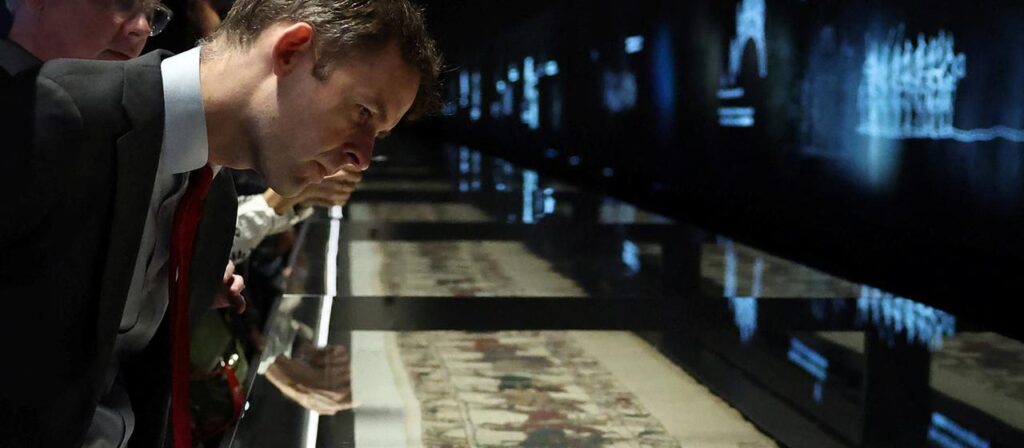 Historischer Teppich in Londoner Museum zieht Menschenmassen an