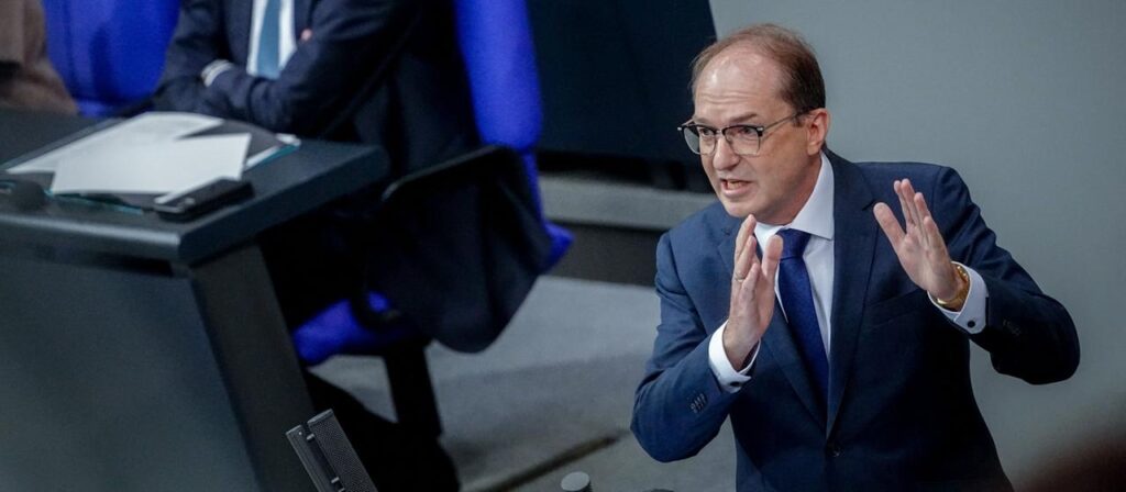 Kontroverse Debatte um Reform der Nachrichtendienste im Bundestag