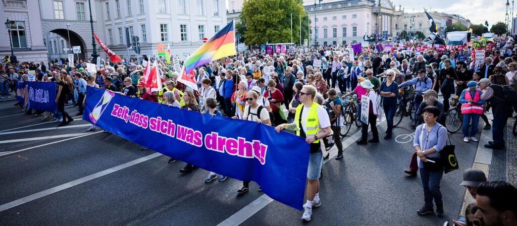 Protest in vielen Städten: Zehntausende demonstrieren gegen rechts