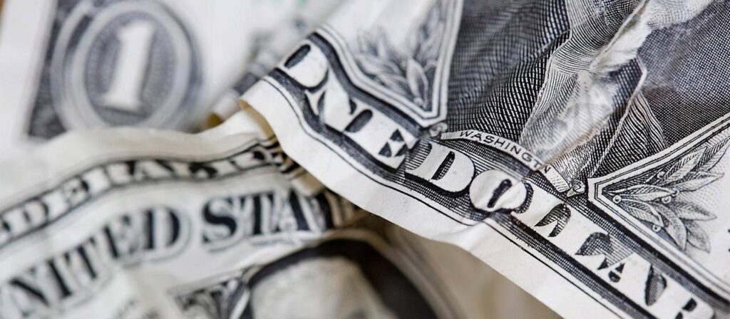 Warum der Dollar trotz höherer US-Zinsen schwach bleibt