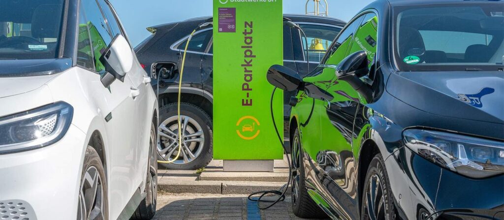 Immer mehr neue Autos fahren elektrisch