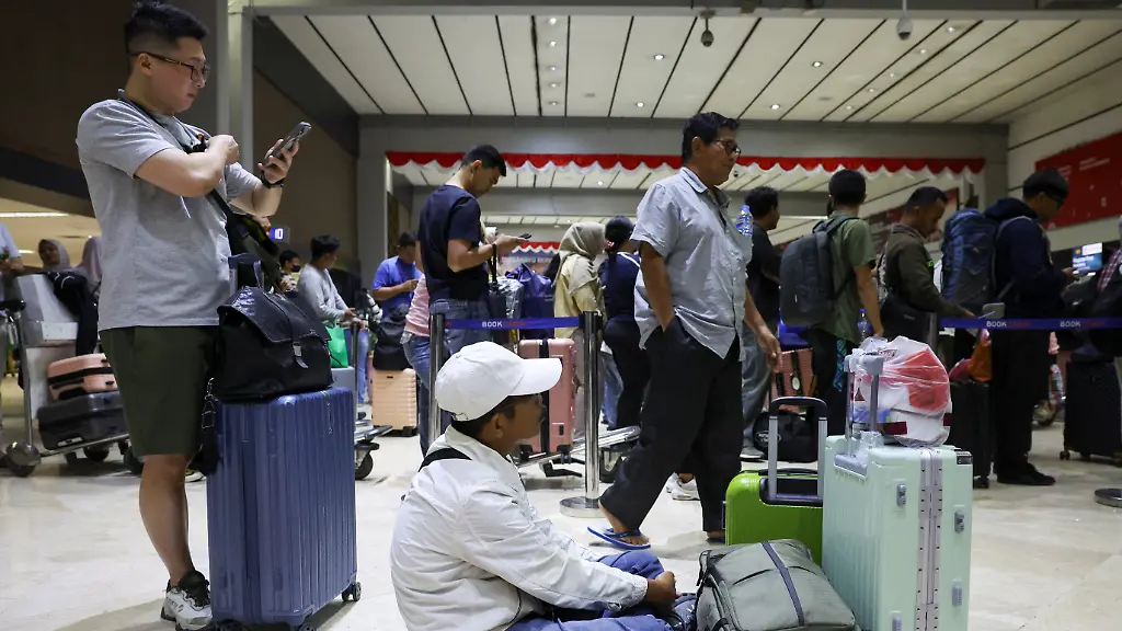Gefährliche Aschewolke: Vulkanausbruch legt Indonesiens wichtigsten Flughafen lahm