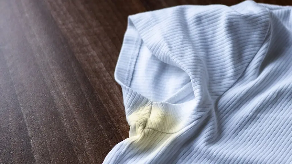Hausmittel clever einsetzen: Das hilft gegen Deo-, Schweiß-, Sonnencreme- und Grasflecken