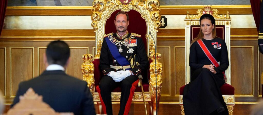 König Haakon VIII. legt Eid im norwegischen Parlament ab