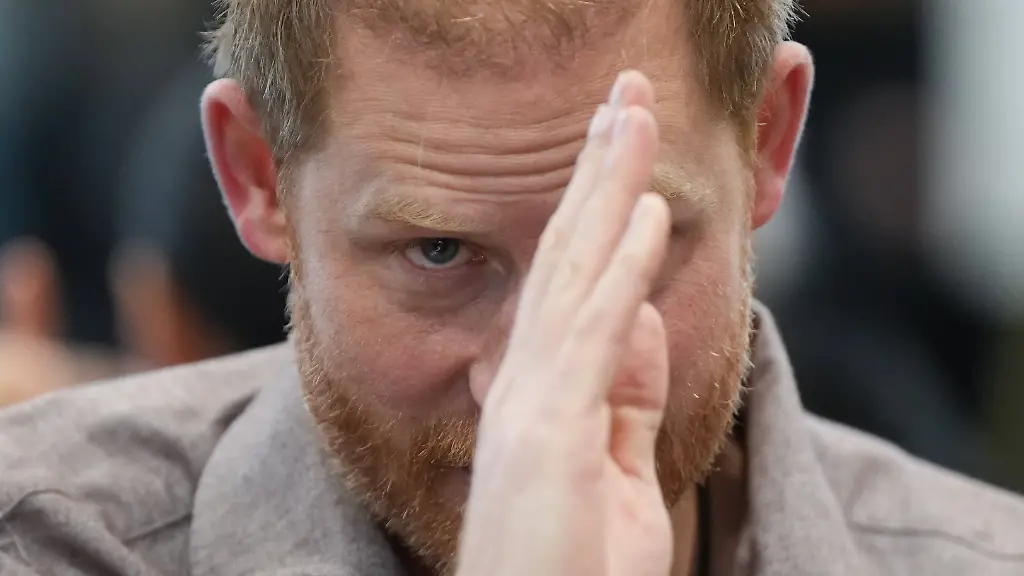 Versprechen eingelöst: Prinz Harry springt mit Fallschirm aus dem Flugzeug