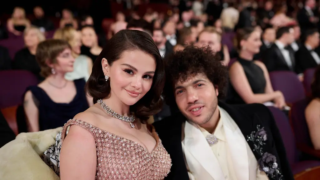 „Wahrscheinlich schon pelzig“ : Selena Gomez und Benny Blanco feiern Hochzeitstag mit altem Kuchen