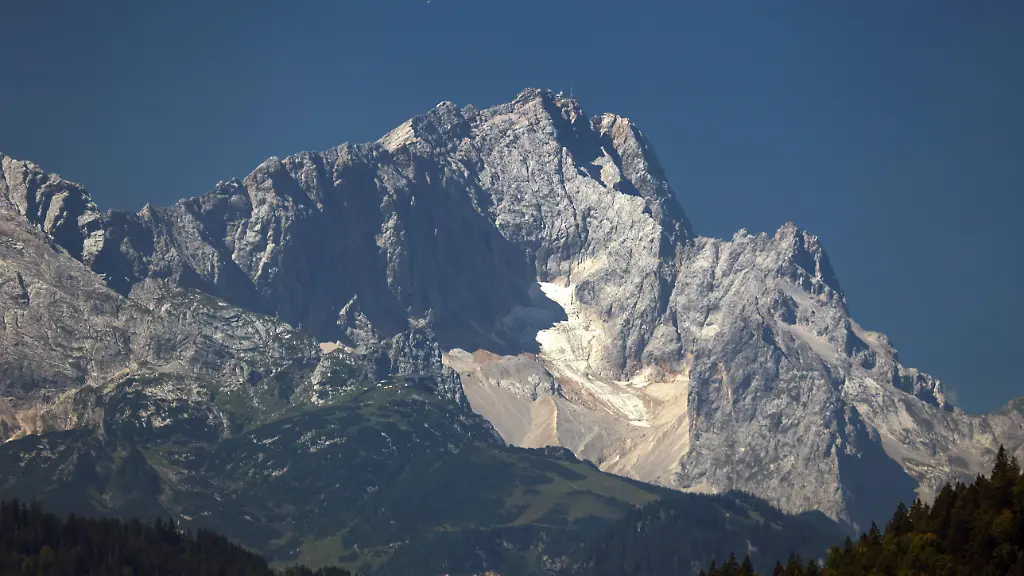Berg verliert seinen Halt: Ungewöhnlich großer Fels löst sich von Zugspitze