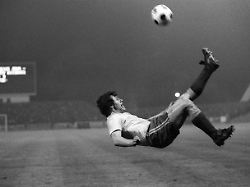Nach langer Krankheit: Weltklasse-Fußballer Eberhard Vogel ist tot