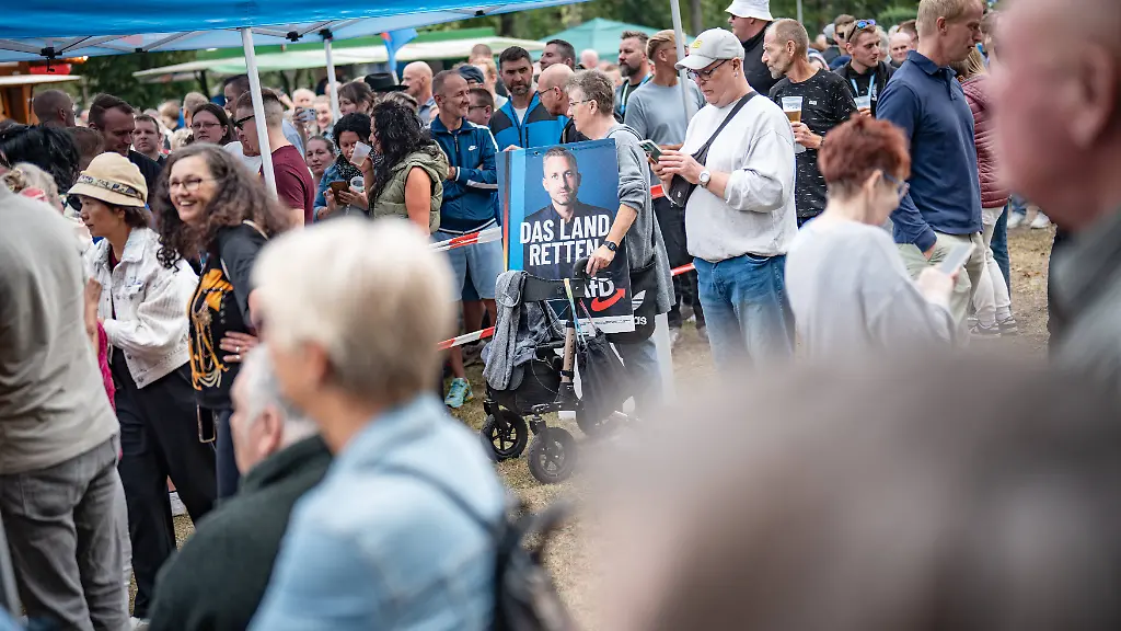 Viele Fälle in Sachsen-Anhalt: Rechte Streamer gehen bei AfD-Veranstaltungen regelmäßig auf Medienschaffende los