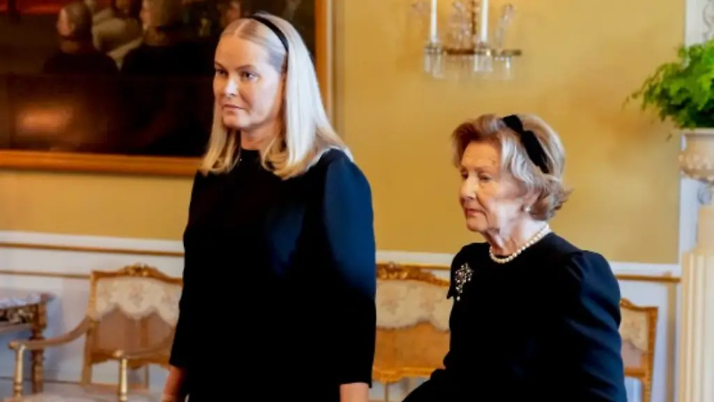 Historischer Augenblick: Die Königinnen Sonja und Mette-Marit trauern Hand in Hand