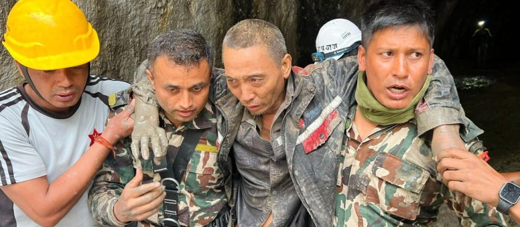 Weitere Überlebende nach Sturzflut in Nepal gerettet