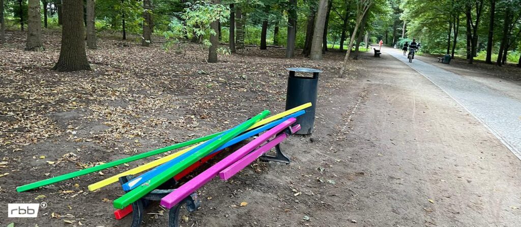Gedenkort für Opfer von CSD-Anschlag: Regenbogen-Bank im Berliner Tiergarten zerstört