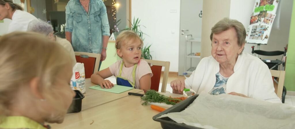 Unter einem Dach: Wie Kita-Kinder und Senioren voneinander lernen