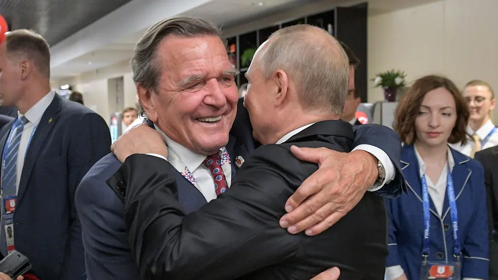 Nach Besuch von Putin-Party: SPD-Landeschefs fordern Parteiausschluss von Ex-Kanzler Schröder