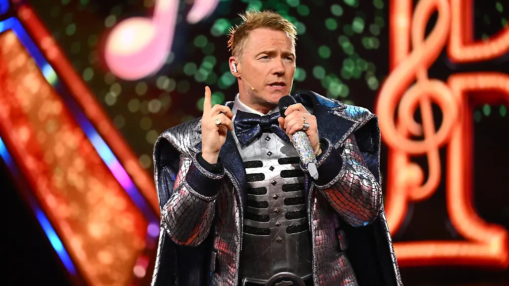 Jury erkennt ihn trotzdem nicht: Popstar singt bei „Masked Singer“ seinen eigenen Hit