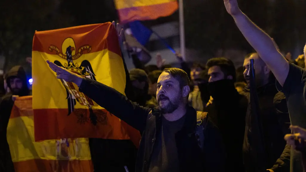 Protest vor Transportministerium: Rechtsextreme Ausschreitungen nach Zugunglück in Spanien