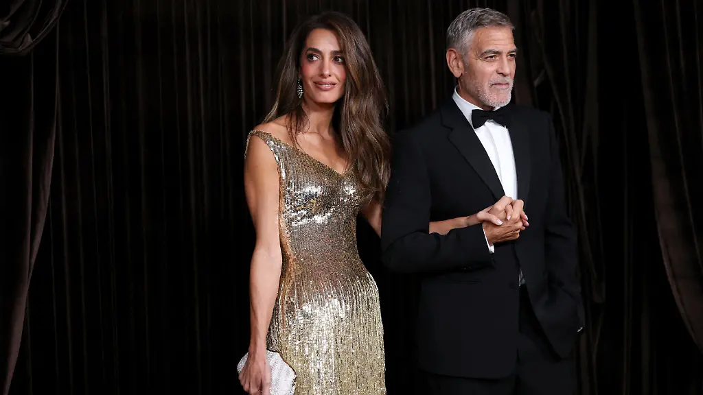 Bei Gala für Gerechtigkeit : Amal Clooney erscheint in goldener Gucci-Robe