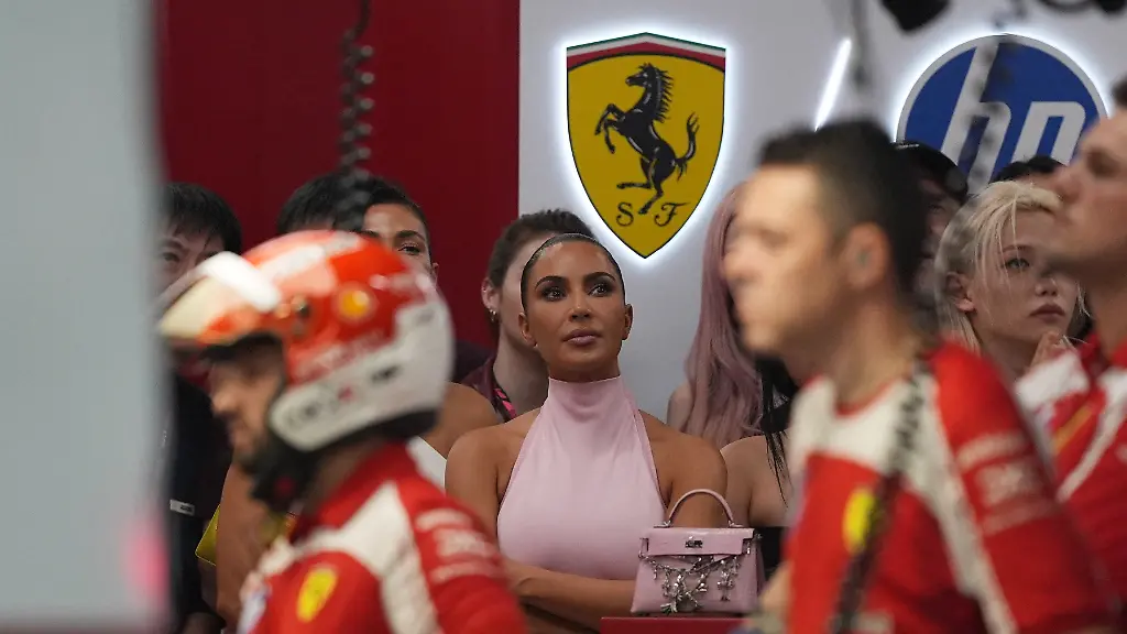 Pinker Besuch in Singapur: Kim Kardashian überrascht im Formel-1-Fahrerlager