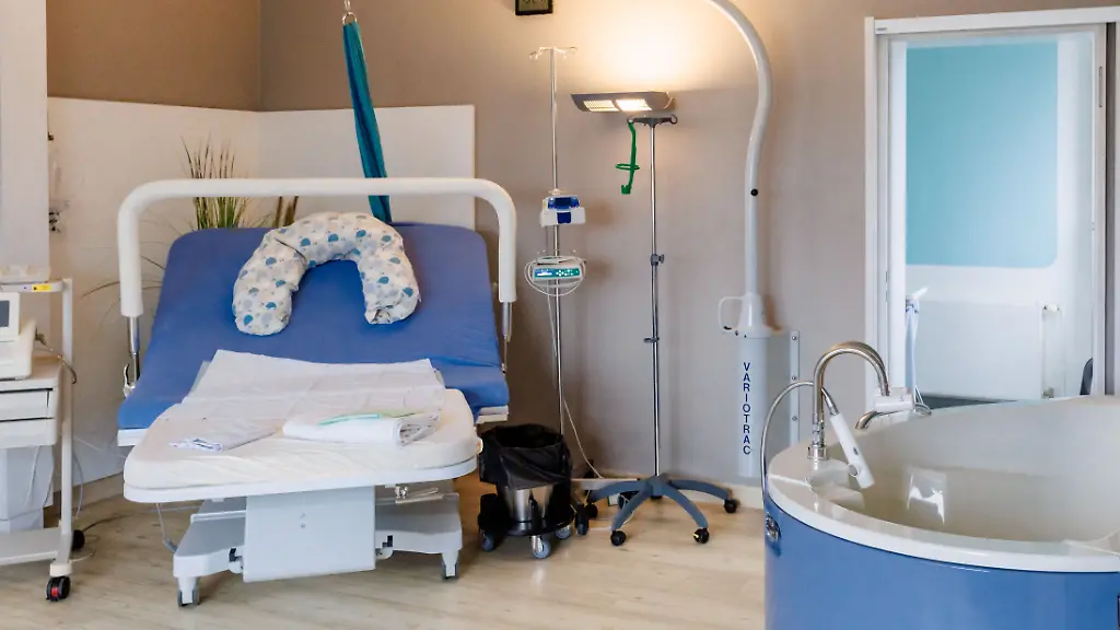 Gutachten sieht Versäumnisse: Baby fällt bei Geburt auf den Boden – Gericht verurteilt Arzt