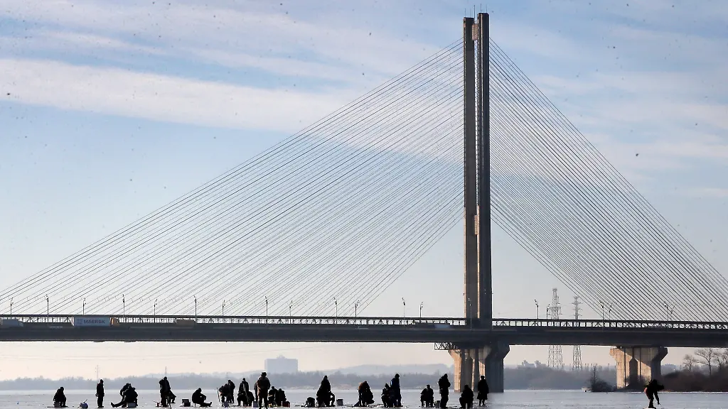Russland greift große Dnipro-Brücke in Kiew an