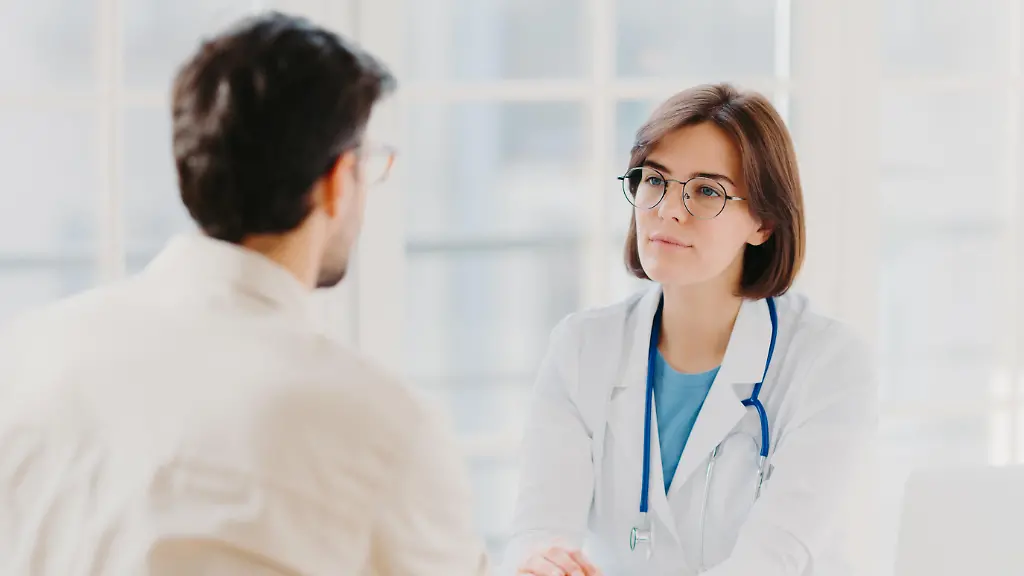 Kommunikation als Medizin: Wortwahl des Arztes kann Heilungschancen verbessern – oder verschlechtern