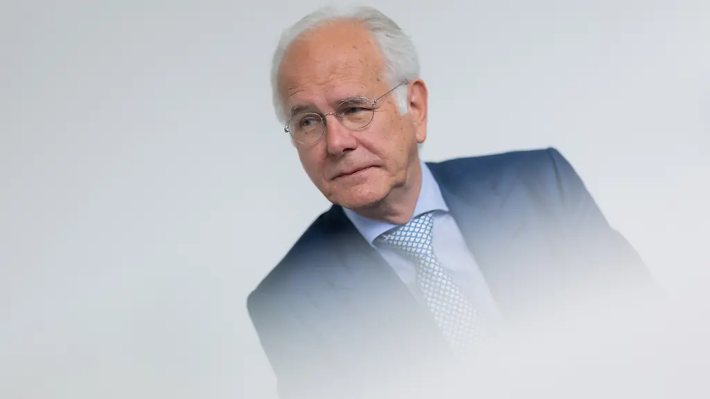 „Ich brauch‘ kein Auto mehr“: Harald Schmidt verschenkt Jaguar und fährt Bahn