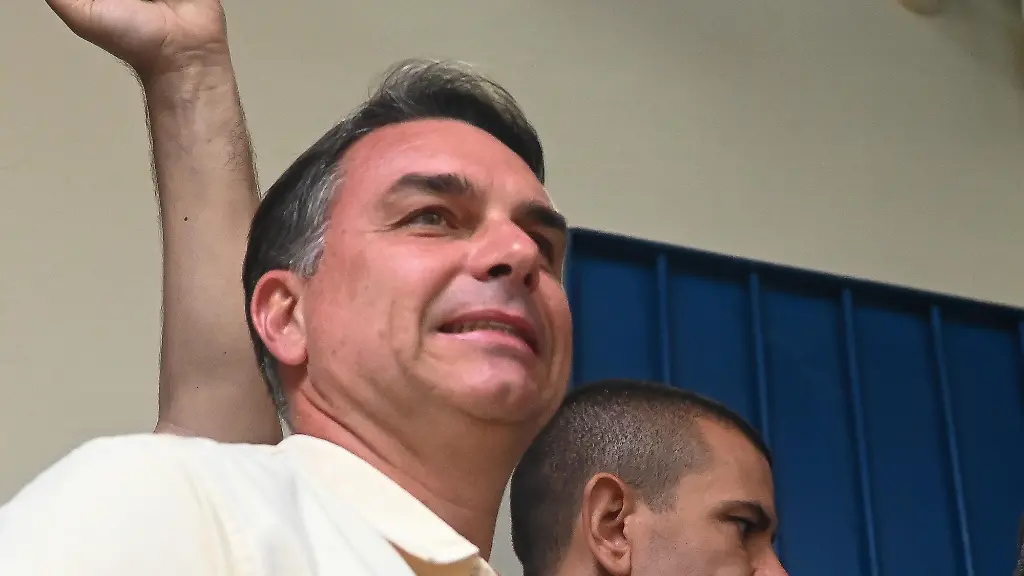 Rechter Politiker liegt vorn: Bolsonaro-Sohn und Lula gehen in Stichwahl um Präsidentenamt
