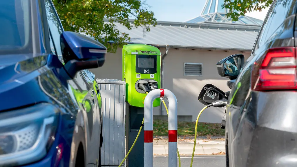 Spritpreise machen Unterschied: Anteil von E-Autos bei Neuzulassungen springt auf Rekordniveau