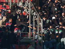 Derby-Krawalle in Köln: Eingetretene Sicherheitsscheiben: Gladbach-Fans randalieren im Block