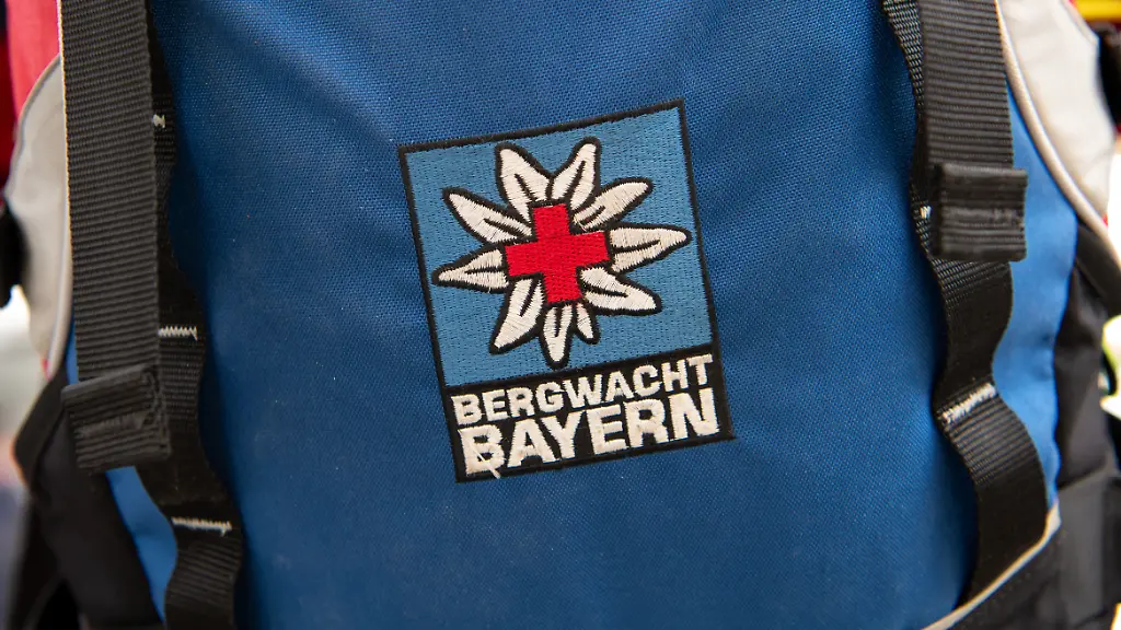 Aufräumaktion auf der Zugspitze: Bergwacht holt Schlafsäcke, Kameras und Knochen vom Gletscher