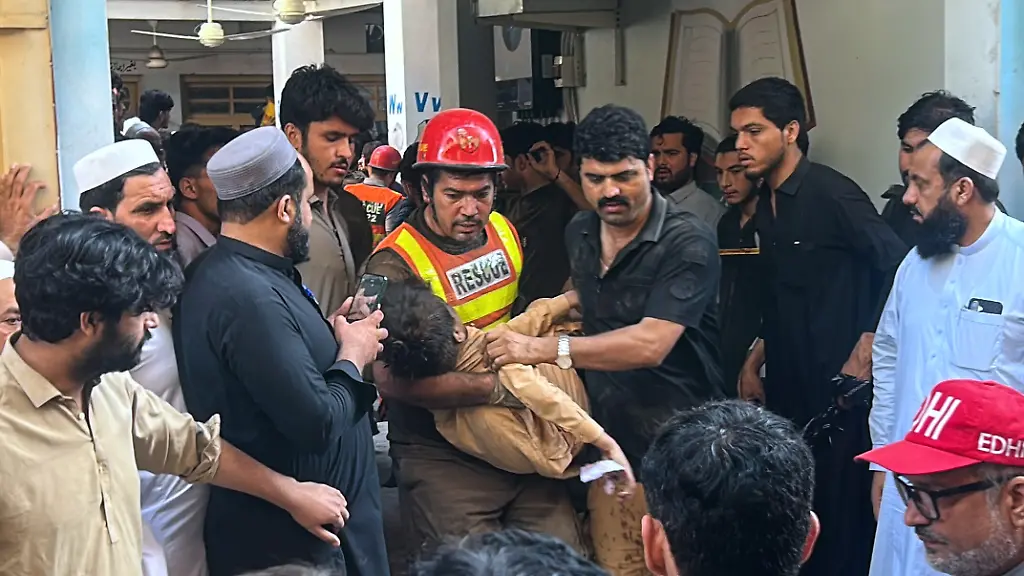 Eigentümer festgenommen: Schuldach in Pakistan stürzt ein – mindestens 28 Schüler sterben