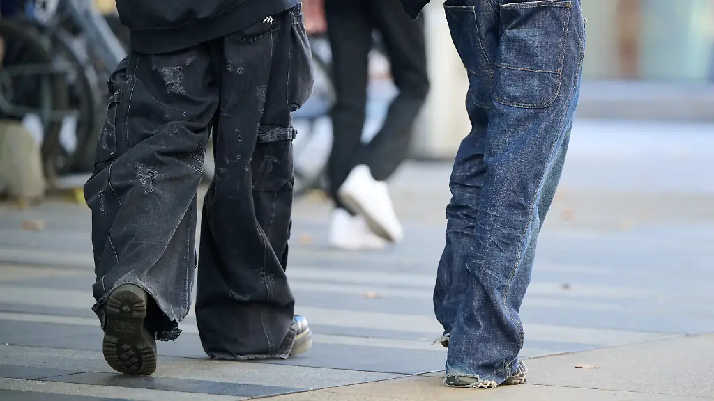 Jugendmodetrend „Saggen“: Die Hose hängt wieder auf halbmast