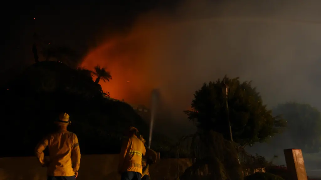 Flammen breiten sich rasant aus: Tausende Menschen fliehen vor Feuer in Kalifornien