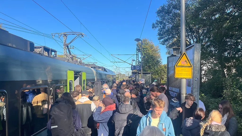 Fern- und Nahverkehr betroffen: Bahnverkehr im Norden wegen technischer Probleme gestört