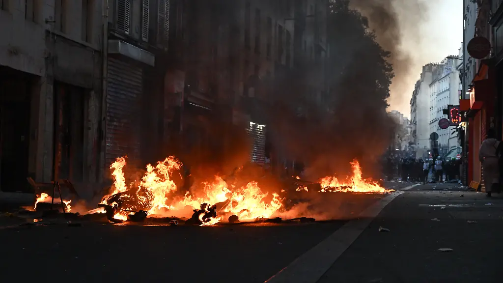 „Beispiellose Gewalt“: Macron droht nach Ausschreitungen mit Demo-Verbot