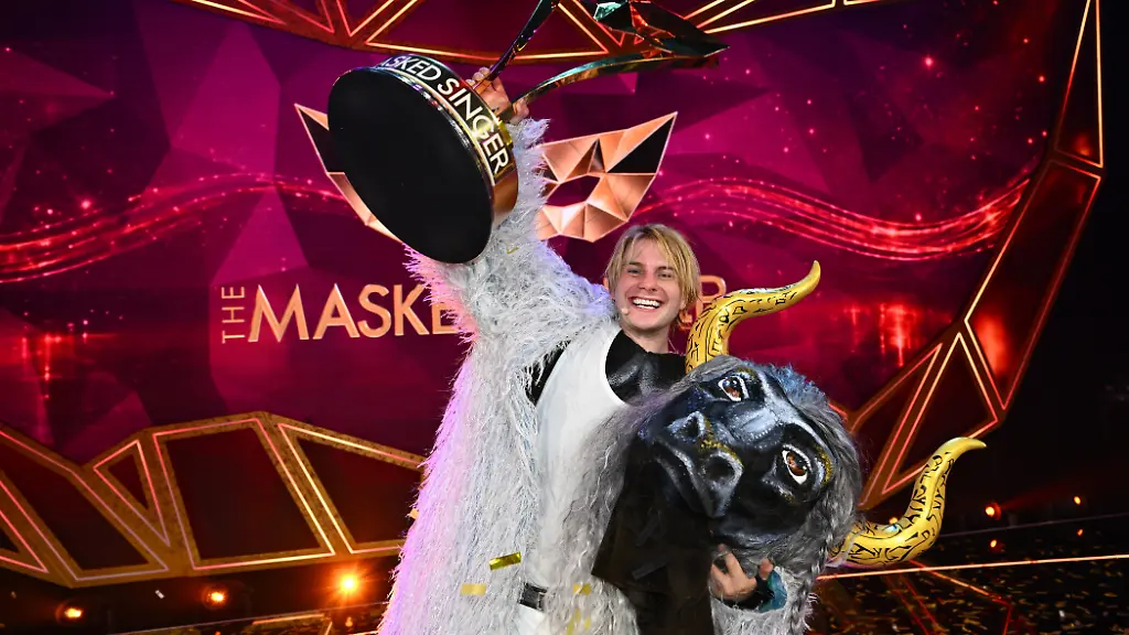 Darauf einen Aperol: Schweizer Sänger gewinnt „The Masked Singer“