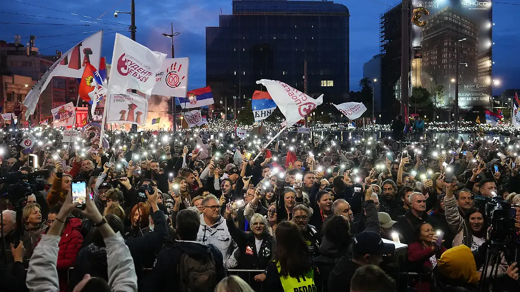 Vor Parlamentswahl in Serbien: Studentenliste mobilisiert Zehntausende in Belgrad